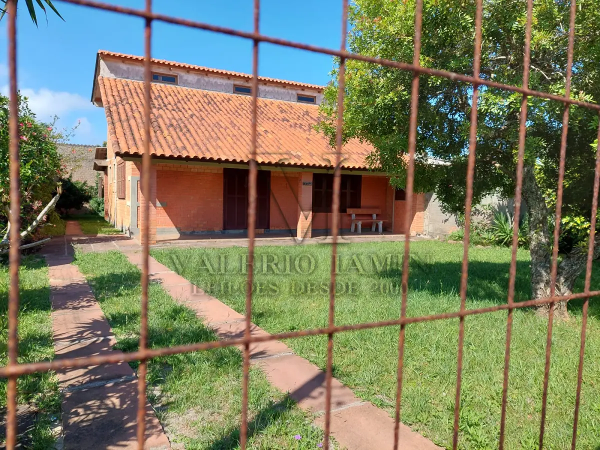 LOTE 241 - Um Imóvel e seu respectivo terreno, situado neste município, na praia de Santa Terezinha-Imbé