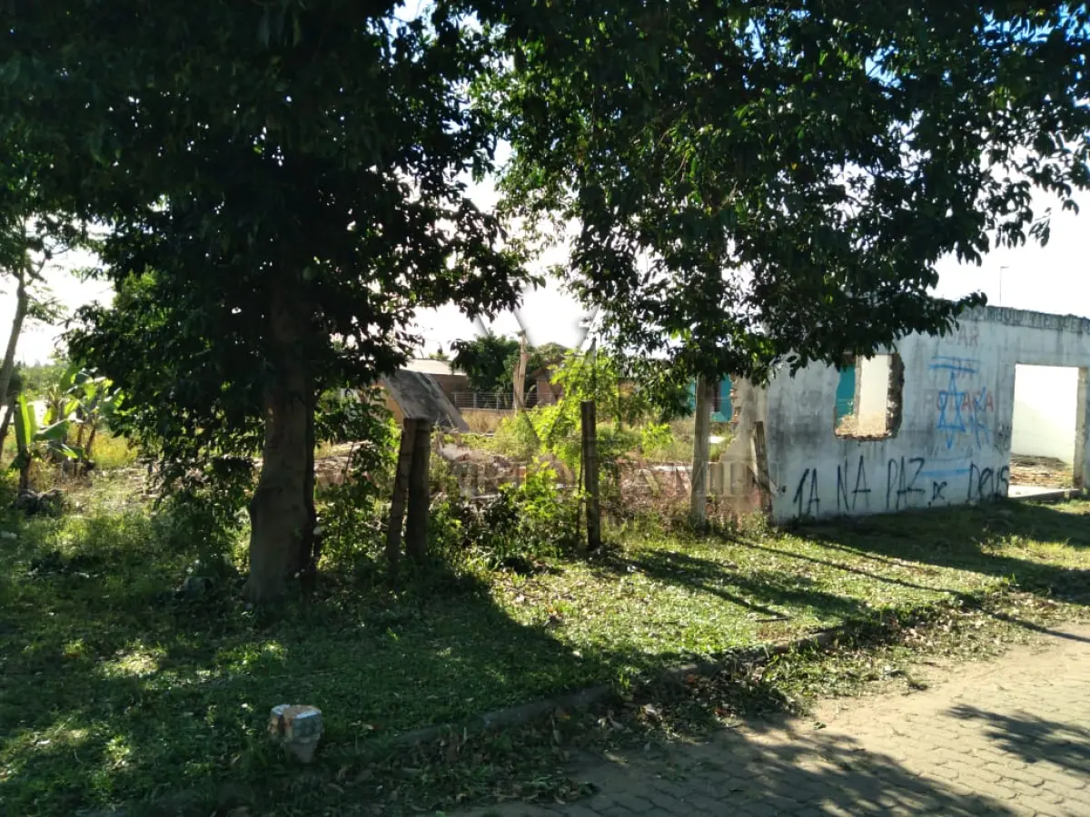 LOTE 099 - Um Prédio de Construção Mista