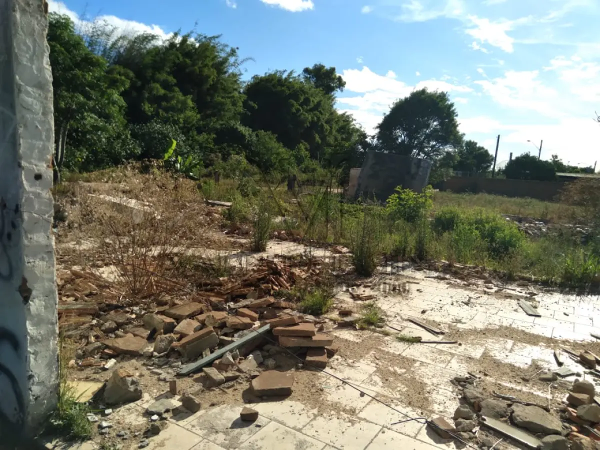 LOTE 099 - Um Prédio de Construção Mista