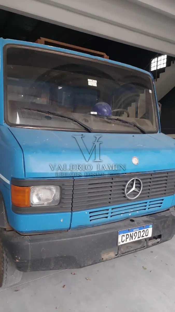 LOTE 437 - CAMINHÃO MERCEDES BENZ 709, ANO 1988 MODELO 1989