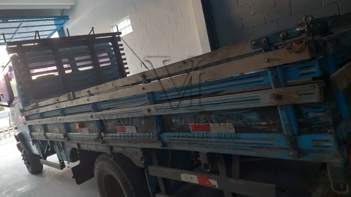 LOTE 437 - CAMINHÃO MERCEDES BENZ 709, ANO 1988 MODELO 1989