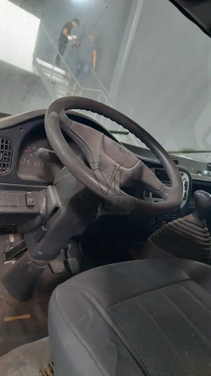 LOTE 430 - UM CAMINHÃO IVECO/VERTIS 90V16, ANO 2011 MODELO 2012