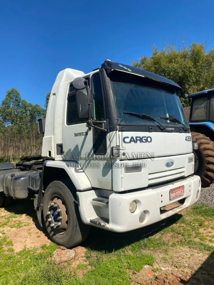 LOTE 445 - CAMINHÃO TRATOR FORD/CARGO 4331, ANO/MODELO 2004