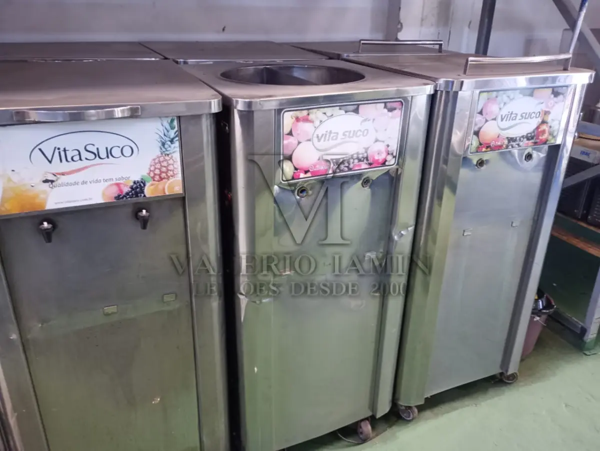 LOTE 432 - 07 (sete) SUQUEIRAS - 01(uma) GELADEIRA INDUSTRIAL DE AÇO INOX 3 PORTAS - 01 (uma) GELADEIRA INDUSTRIAL DE AÇO INOX 4 PORTAS - 01(um) FREEZERCONSUL pequeno aprox. 120 L