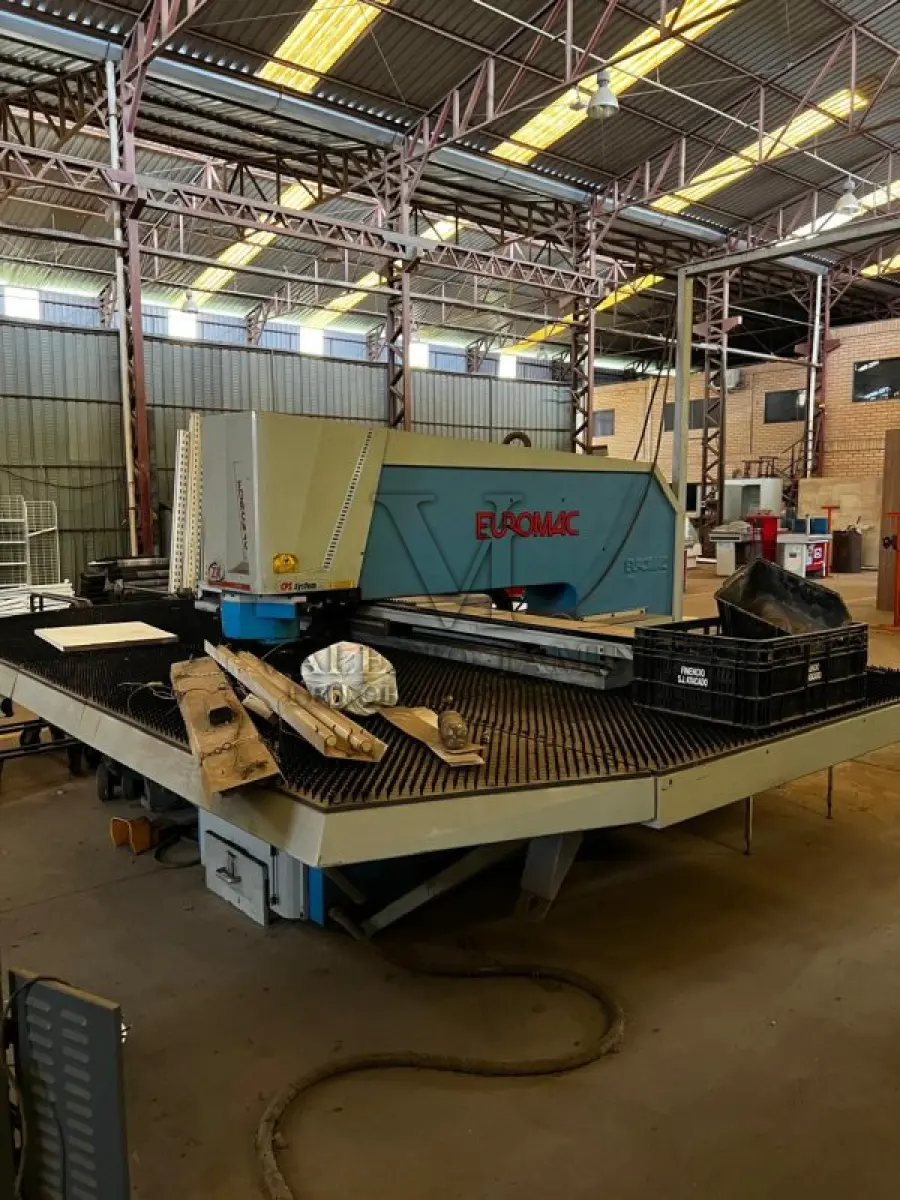 LOTE 595 - UMA PUNCIONADEIRA EUROMAC ZX 1250/30
