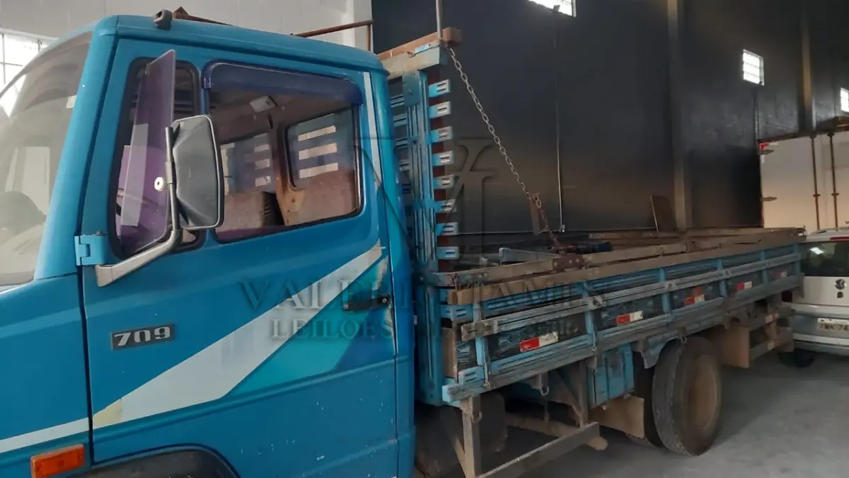 LOTE 437 - CAMINHÃO MERCEDES BENZ 709, ANO 1988 MODELO 1989