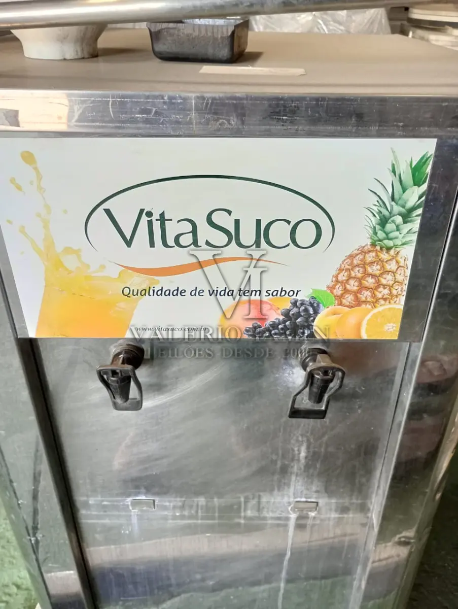 LOTE 432 - 07 (sete) SUQUEIRAS - 01(uma) GELADEIRA INDUSTRIAL DE AÇO INOX 3 PORTAS - 01 (uma) GELADEIRA INDUSTRIAL DE AÇO INOX 4 PORTAS - 01(um) FREEZERCONSUL pequeno aprox. 120 L