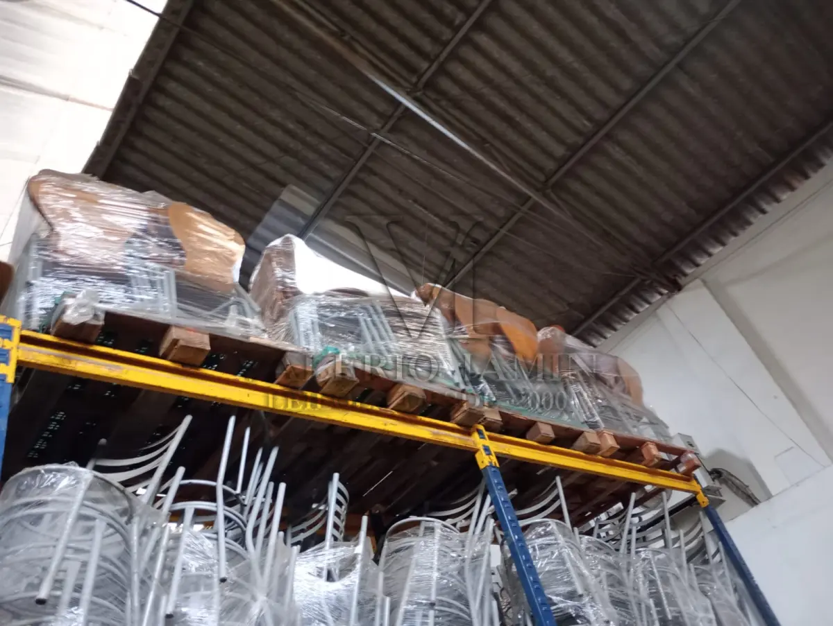 LOTE 489 - 450 Cadeiras redondas de metal, sem assento; 220  Cadeiras com estrutura metálica e acento de madeira; 160 Cadeiras com estrutura metálica e acento de plástico; 06 Mesas redondas de estrutura metálica e tampo e compensado laminado; 23 Estruturas metálicas para mesa retangular