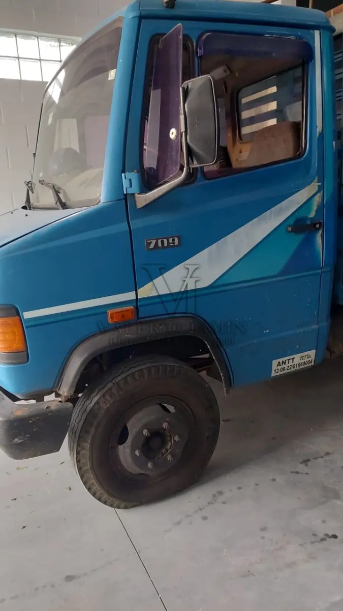 LOTE 437 - CAMINHÃO MERCEDES BENZ 709, ANO 1988 MODELO 1989