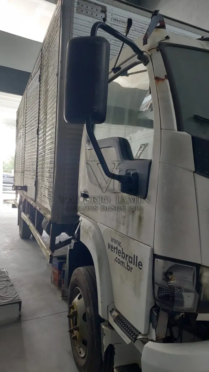 LOTE 430 - UM CAMINHÃO IVECO/VERTIS 90V16, ANO 2011 MODELO 2012