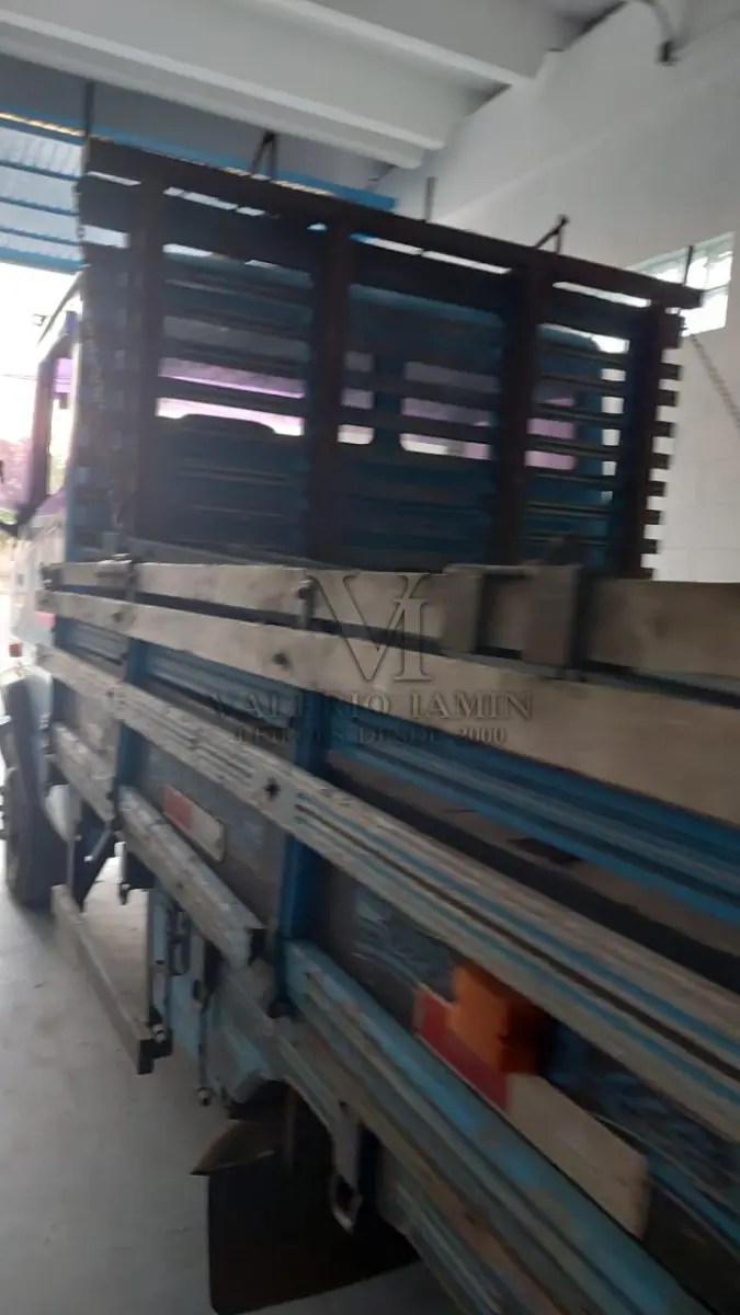 LOTE 437 - CAMINHÃO MERCEDES BENZ 709, ANO 1988 MODELO 1989