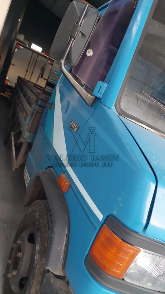 LOTE 437 - CAMINHÃO MERCEDES BENZ 709, ANO 1988 MODELO 1989