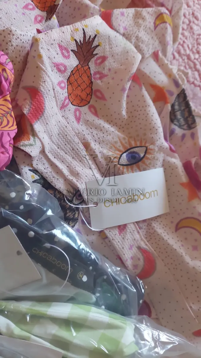 LOTE 317 - DIVERSAS PEÇAS DE ROUPAS