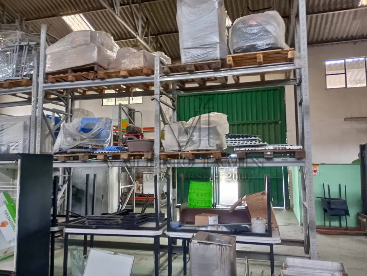 LOTE 489 - 450 Cadeiras redondas de metal, sem assento; 220  Cadeiras com estrutura metálica e acento de madeira; 160 Cadeiras com estrutura metálica e acento de plástico; 06 Mesas redondas de estrutura metálica e tampo e compensado laminado; 23 Estruturas metálicas para mesa retangular