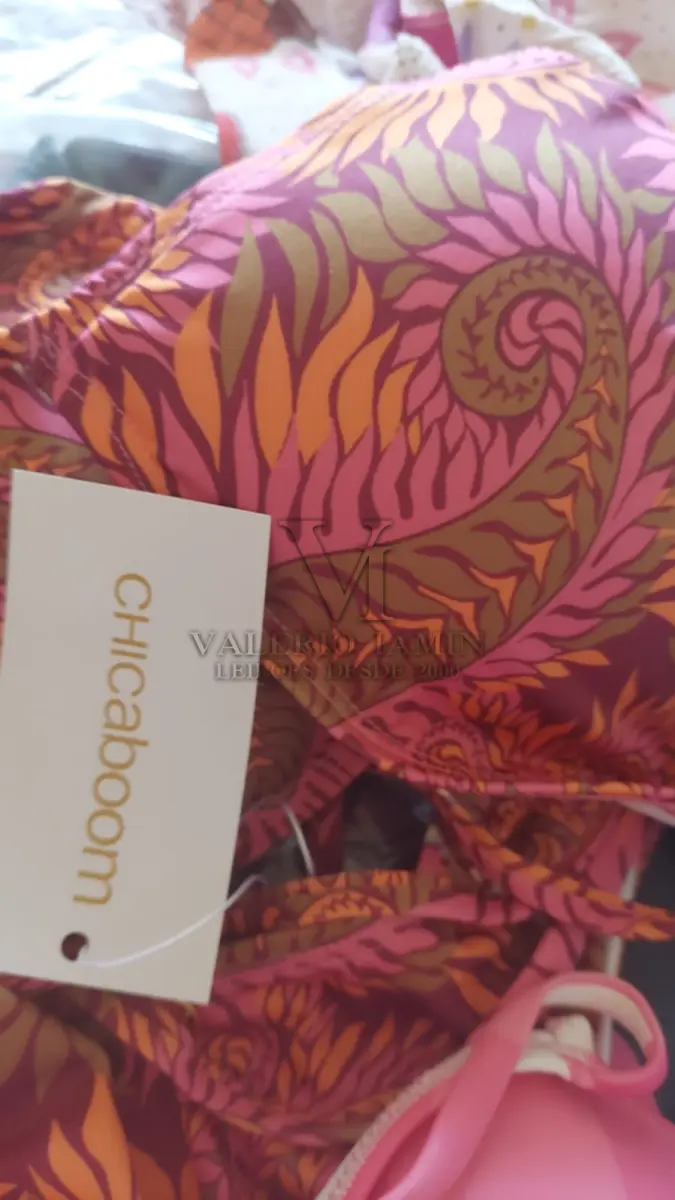 LOTE 317 - DIVERSAS PEÇAS DE ROUPAS