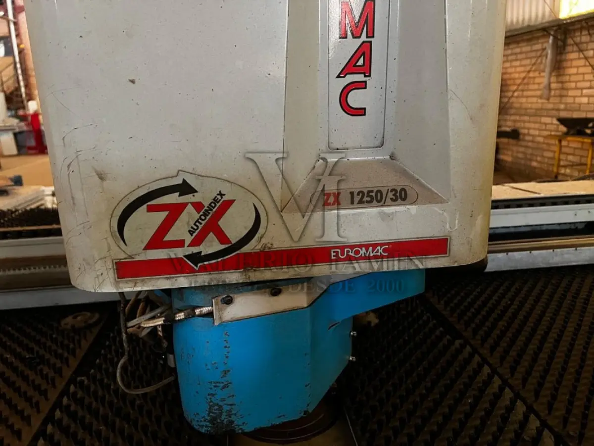 LOTE 595 - UMA PUNCIONADEIRA EUROMAC ZX 1250/30