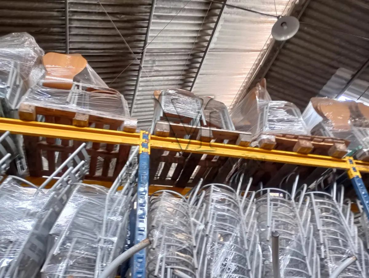 LOTE 489 - 450 Cadeiras redondas de metal, sem assento; 220  Cadeiras com estrutura metálica e acento de madeira; 160 Cadeiras com estrutura metálica e acento de plástico; 06 Mesas redondas de estrutura metálica e tampo e compensado laminado; 23 Estruturas metálicas para mesa retangular