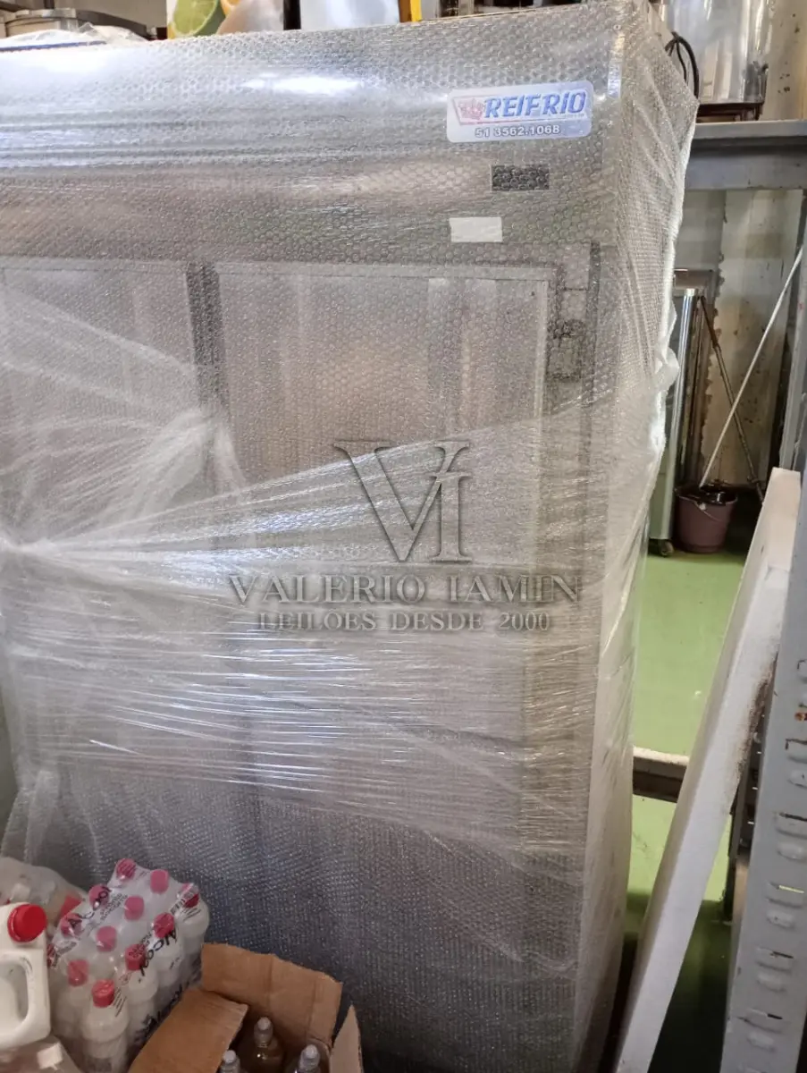 LOTE 432 - 07 (sete) SUQUEIRAS - 01(uma) GELADEIRA INDUSTRIAL DE AÇO INOX 3 PORTAS - 01 (uma) GELADEIRA INDUSTRIAL DE AÇO INOX 4 PORTAS - 01(um) FREEZERCONSUL pequeno aprox. 120 L