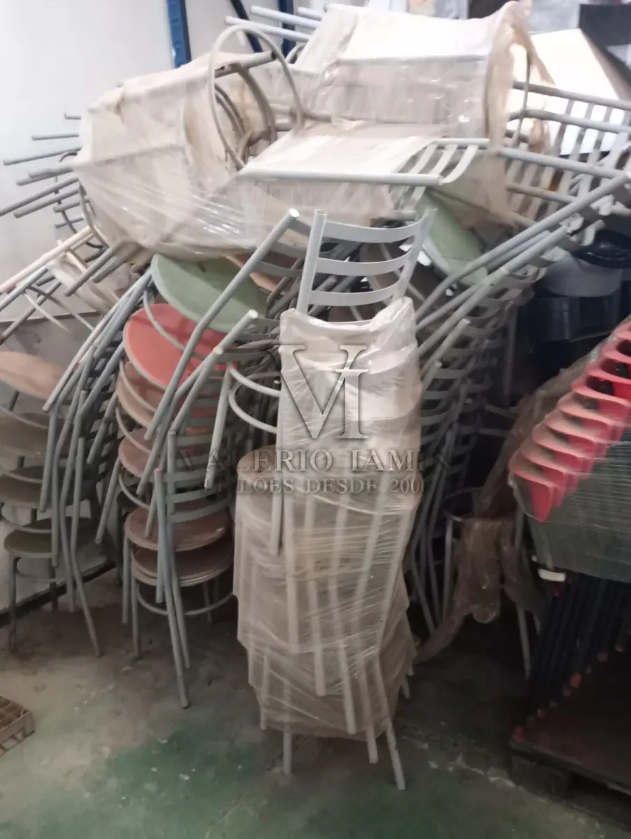 LOTE 489 - 450 Cadeiras redondas de metal, sem assento; 220  Cadeiras com estrutura metálica e acento de madeira; 160 Cadeiras com estrutura metálica e acento de plástico; 06 Mesas redondas de estrutura metálica e tampo e compensado laminado; 23 Estruturas metálicas para mesa retangular