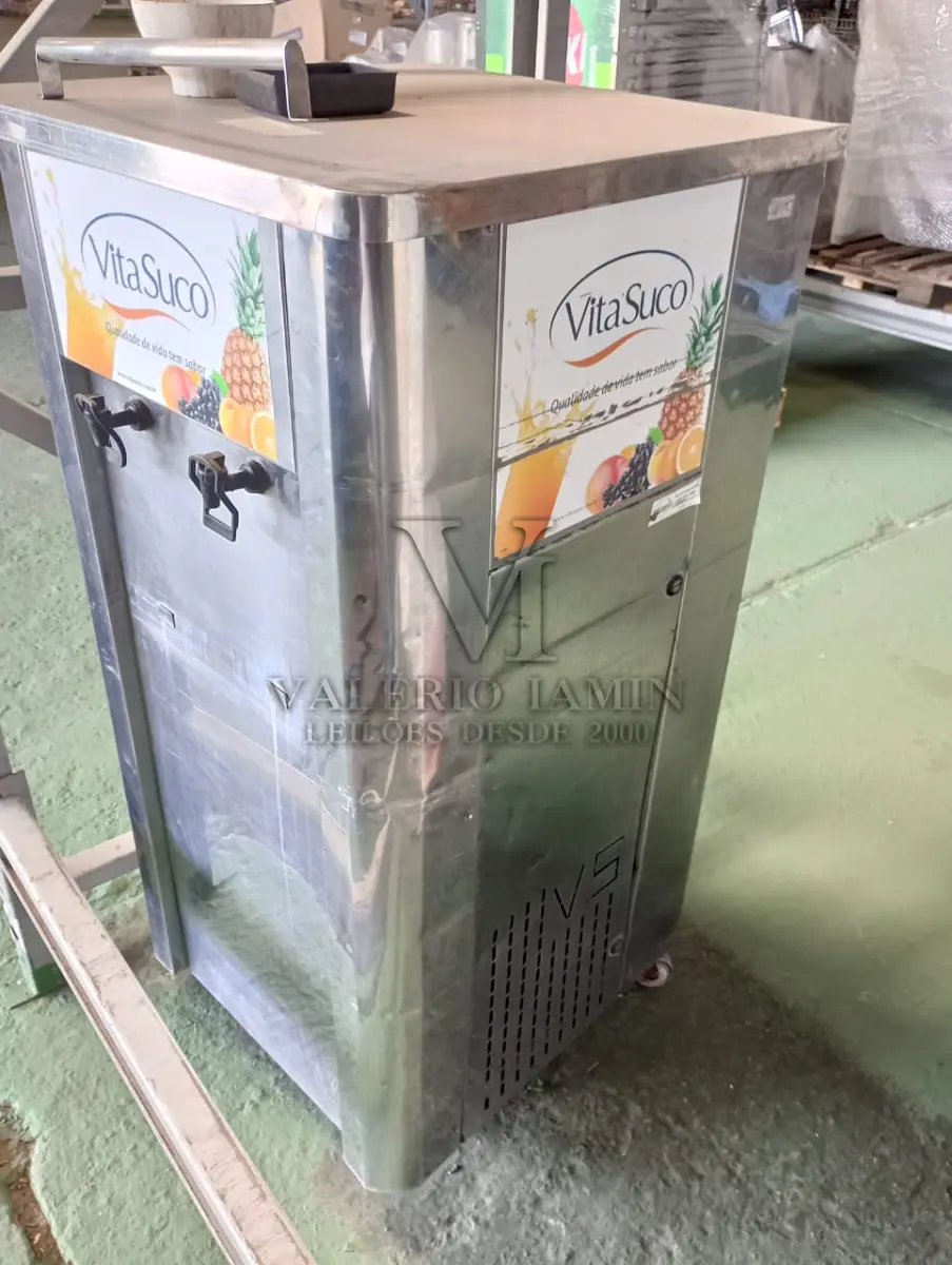 LOTE 432 - 07 (sete) SUQUEIRAS - 01(uma) GELADEIRA INDUSTRIAL DE AÇO INOX 3 PORTAS - 01 (uma) GELADEIRA INDUSTRIAL DE AÇO INOX 4 PORTAS - 01(um) FREEZERCONSUL pequeno aprox. 120 L
