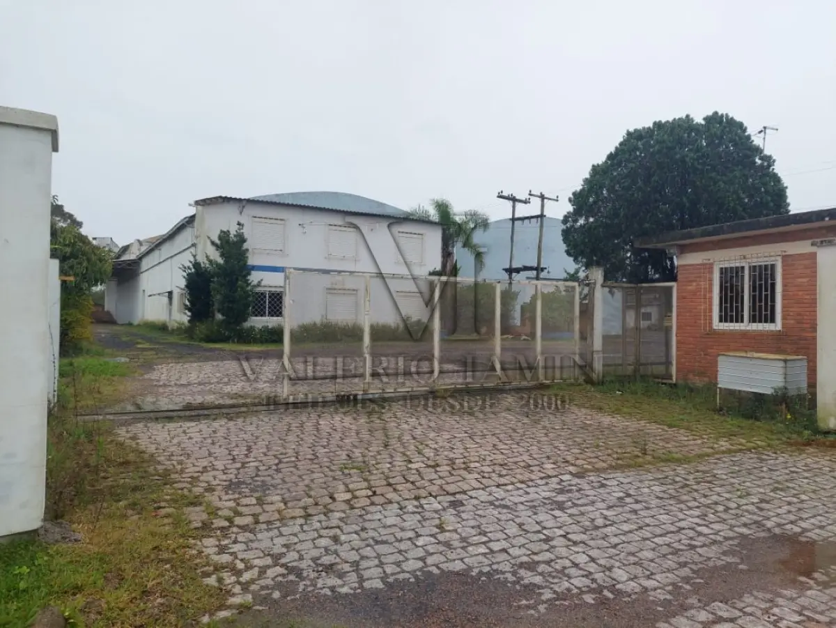 LOTE 619 - IMÓVEL: UM TERRENO EM FORMA RETANGULAR, com um prédio em Alvenaria como parte integrante do engenho e depósitos e demais prédios anexos para escritório, garagem e demais benfeitorias, com área construída de aproximadamente de 1.450,06m²