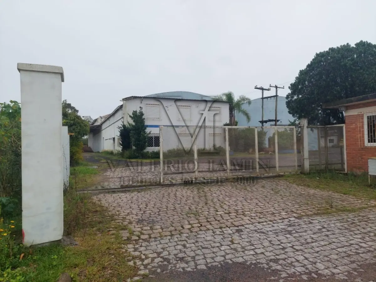 LOTE 619 - IMÓVEL: UM TERRENO EM FORMA RETANGULAR, com um prédio em Alvenaria como parte integrante do engenho e depósitos e demais prédios anexos para escritório, garagem e demais benfeitorias, com área construída de aproximadamente de 1.450,06m²