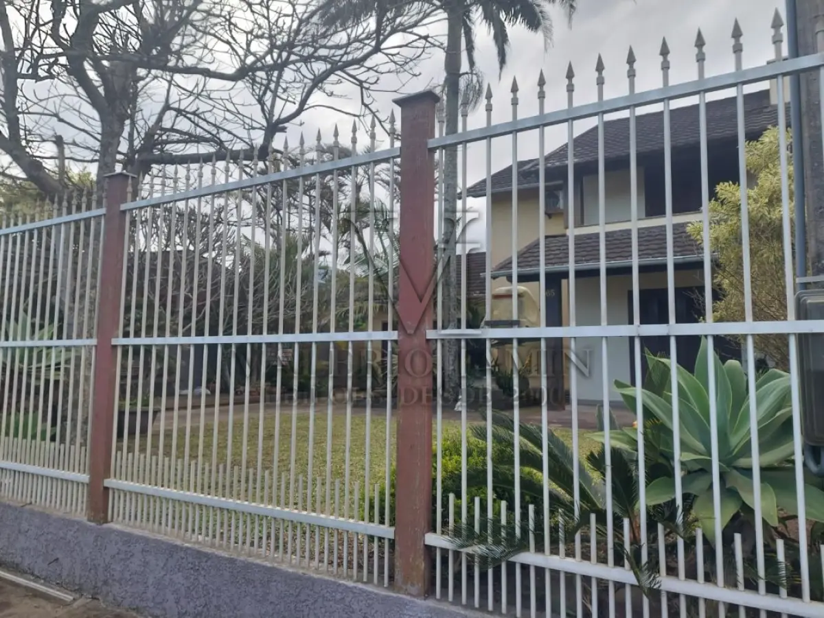 LOTE 600 - UM IMÓVEL RESIDENCIAL EM ALVENÁRIA COM AREA DE 196,77m² NA PRAIA CURUMIM EM CAPÃO DA CANOA.