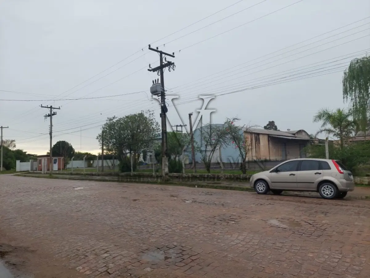 LOTE 619 - IMÓVEL: UM TERRENO EM FORMA RETANGULAR, com um prédio em Alvenaria como parte integrante do engenho e depósitos e demais prédios anexos para escritório, garagem e demais benfeitorias, com área construída de aproximadamente de 1.450,06m²