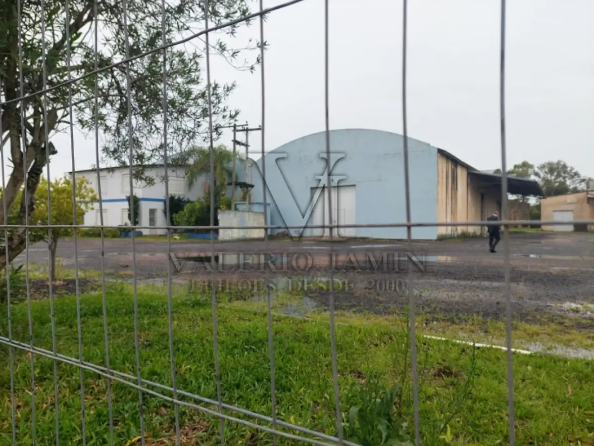 LOTE 619 - IMÓVEL: UM TERRENO EM FORMA RETANGULAR, com um prédio em Alvenaria como parte integrante do engenho e depósitos e demais prédios anexos para escritório, garagem e demais benfeitorias, com área construída de aproximadamente de 1.450,06m²