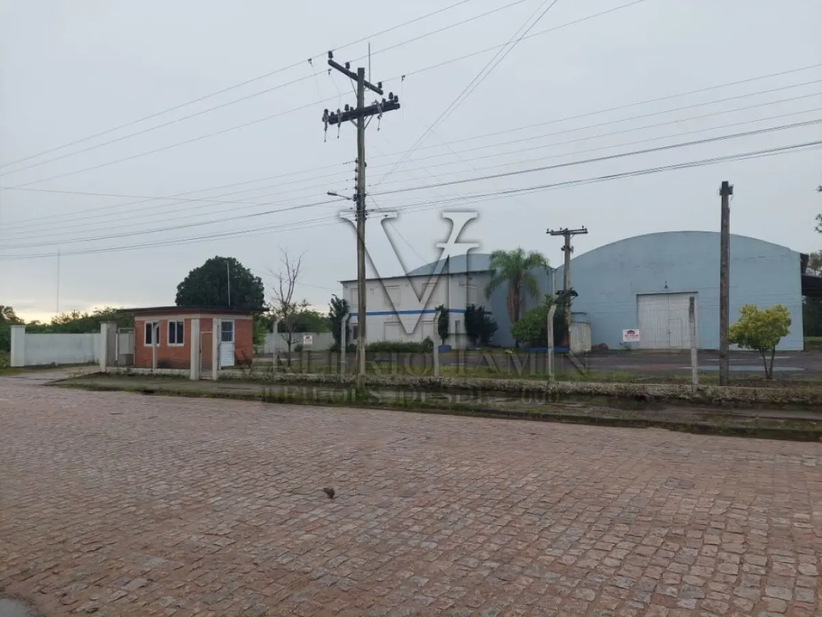 LOTE 619 - IMÓVEL: UM TERRENO EM FORMA RETANGULAR, com um prédio em Alvenaria como parte integrante do engenho e depósitos e demais prédios anexos para escritório, garagem e demais benfeitorias, com área construída de aproximadamente de 1.450,06m²