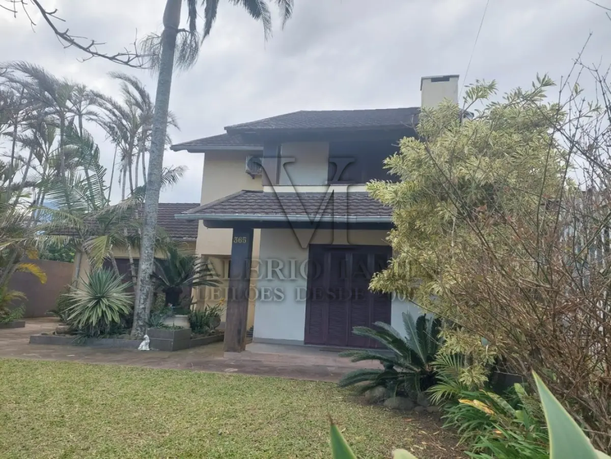 LOTE 600 - UM IMÓVEL RESIDENCIAL EM ALVENÁRIA COM AREA DE 196,77m² NA PRAIA CURUMIM EM CAPÃO DA CANOA.