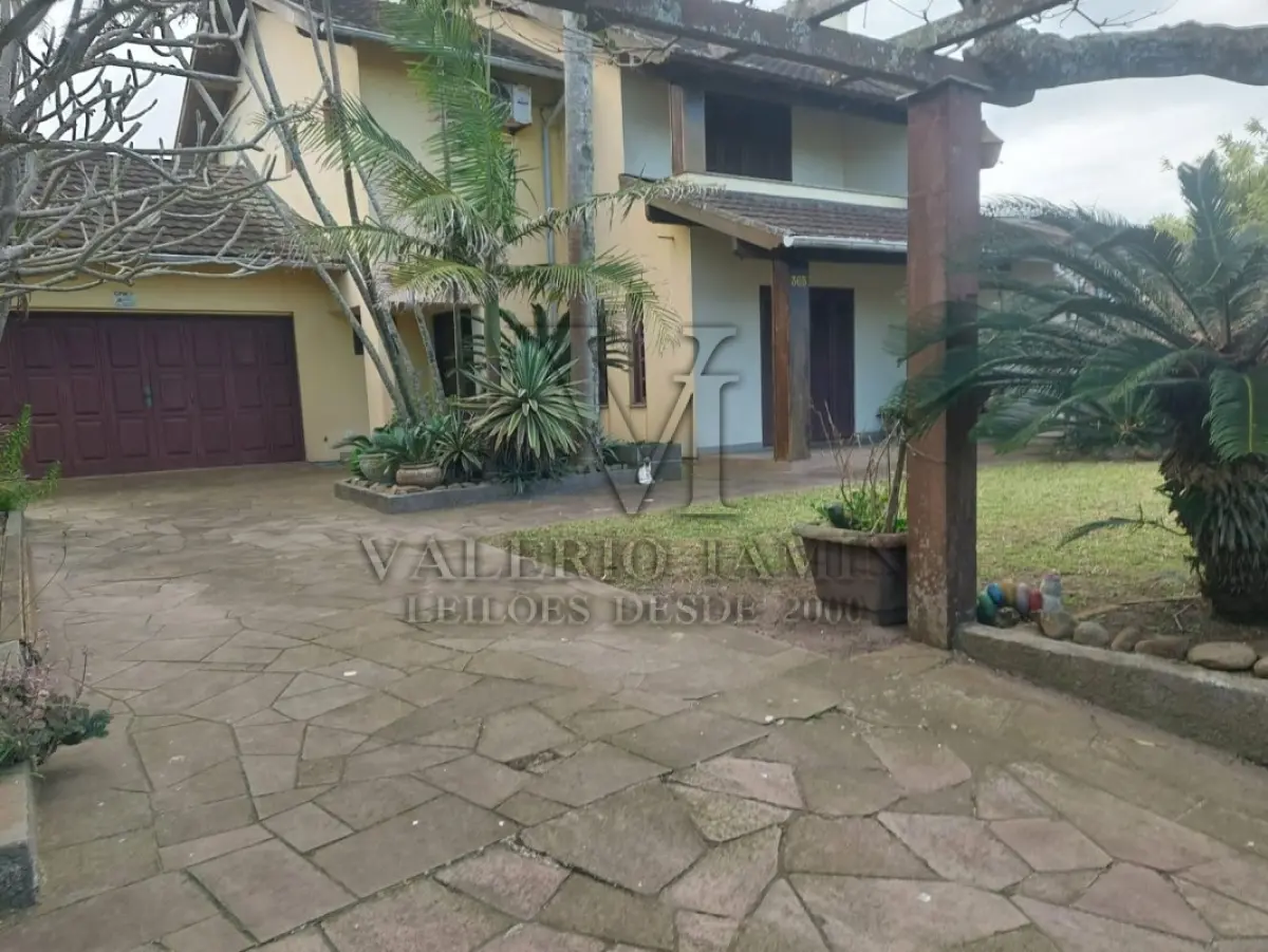 LOTE 600 - UM IMÓVEL RESIDENCIAL EM ALVENÁRIA COM AREA DE 196,77m² NA PRAIA CURUMIM EM CAPÃO DA CANOA.