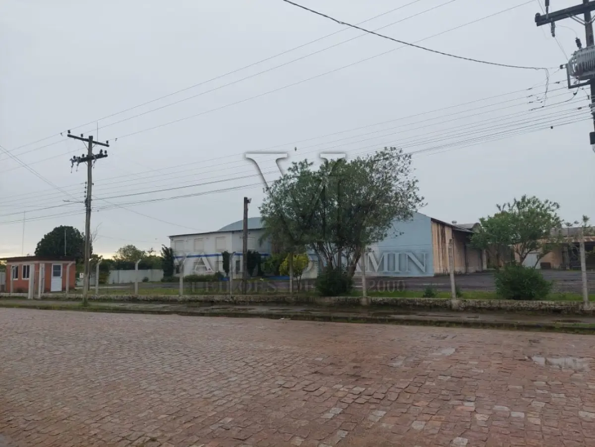 LOTE 619 - IMÓVEL: UM TERRENO EM FORMA RETANGULAR, com um prédio em Alvenaria como parte integrante do engenho e depósitos e demais prédios anexos para escritório, garagem e demais benfeitorias, com área construída de aproximadamente de 1.450,06m²