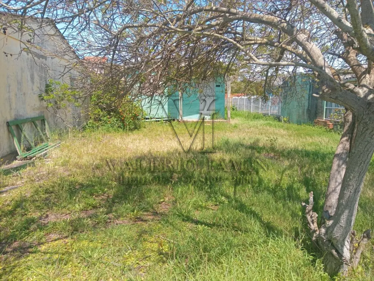 LOTE 587 - UMA CASA E SEU RESPECTIVO TERRENO URBANO, situado no Balneário Magistério