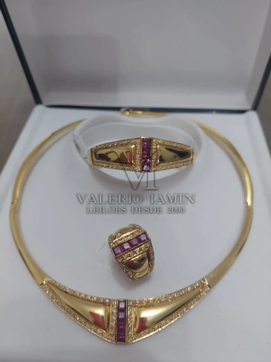 LOTE 622 - 01(uma) Gargantilha de 18K e Brilhante Rubi, 01(uma) Pulseira de 18K e Brilhante Rubi  e 01(um) Anel de 18K e Brilhante Rubi