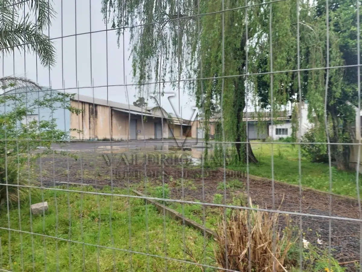 LOTE 619 - IMÓVEL: UM TERRENO EM FORMA RETANGULAR, com um prédio em Alvenaria como parte integrante do engenho e depósitos e demais prédios anexos para escritório, garagem e demais benfeitorias, com área construída de aproximadamente de 1.450,06m²