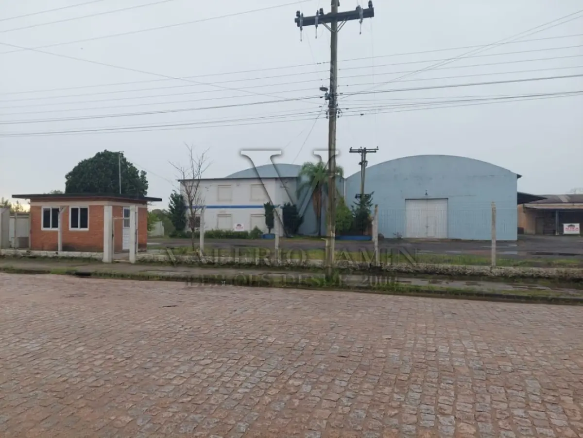 LOTE 619 - IMÓVEL: UM TERRENO EM FORMA RETANGULAR, com um prédio em Alvenaria como parte integrante do engenho e depósitos e demais prédios anexos para escritório, garagem e demais benfeitorias, com área construída de aproximadamente de 1.450,06m²