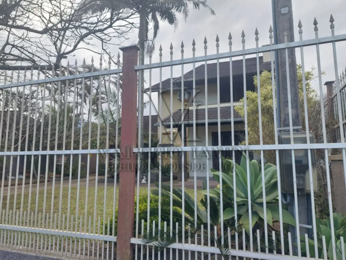 LOTE 600 - UM IMÓVEL RESIDENCIAL EM ALVENÁRIA COM AREA DE 196,77m² NA PRAIA CURUMIM EM CAPÃO DA CANOA.