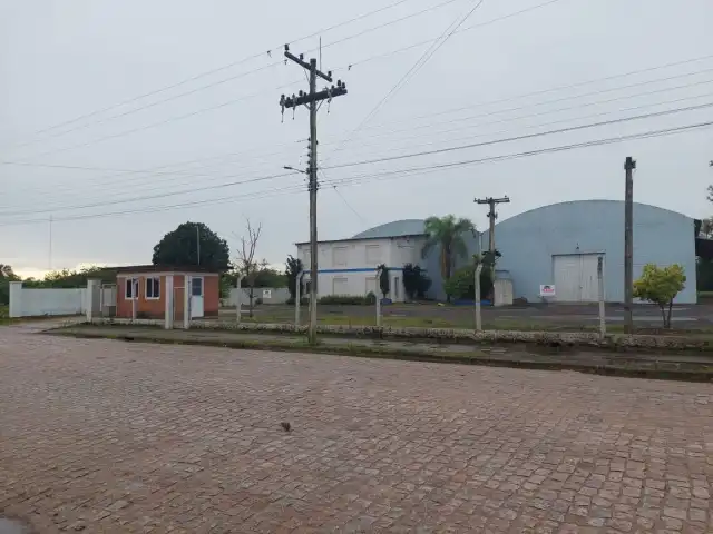 IMÓVEL: UM TERRENO EM FORMA RETANGULAR, com um prédio em Alvenaria como parte integrante do engenho e depósitos e demais prédios anexos para escritório, garagem e demais benfeitorias, com área construída de aproximadamente de 1.450,06m²