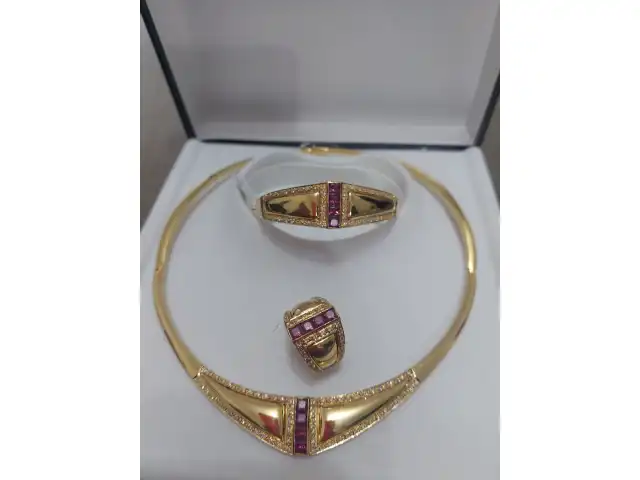01(uma) Gargantilha de 18K e Brilhante Rubi, 01(uma) Pulseira de 18K e Brilhante Rubi  e 01(um) Anel de 18K e Brilhante Rubi