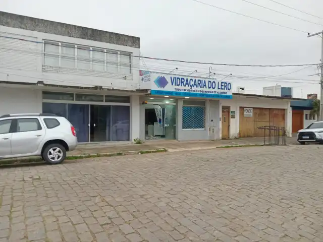 UM PRÉDIO COMERCIAL DE ALVENÁRIA