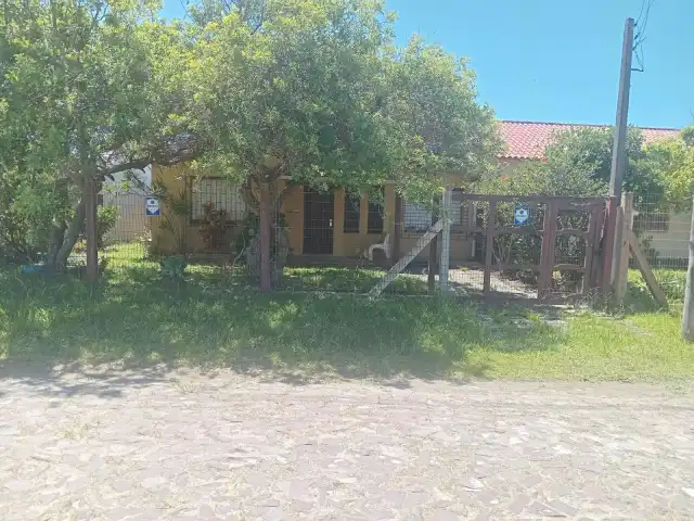 Prédio residencial  e um anexo em alvenaria e seu respectivo terreno próprio para uso residencial na rua Fernando Noronha nº2527 no Balneário Nova Tramandaí/RS