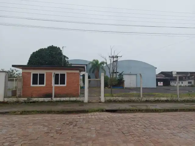 IMÓVEL: UM TERRENO EM FORMA RETANGULAR, com um prédio em Alvenaria como parte integrante do engenho e depósitos e demais prédios anexos para escritório, garagem e demais benfeitorias, com área construída de aproximadamente de 1.450,06m²