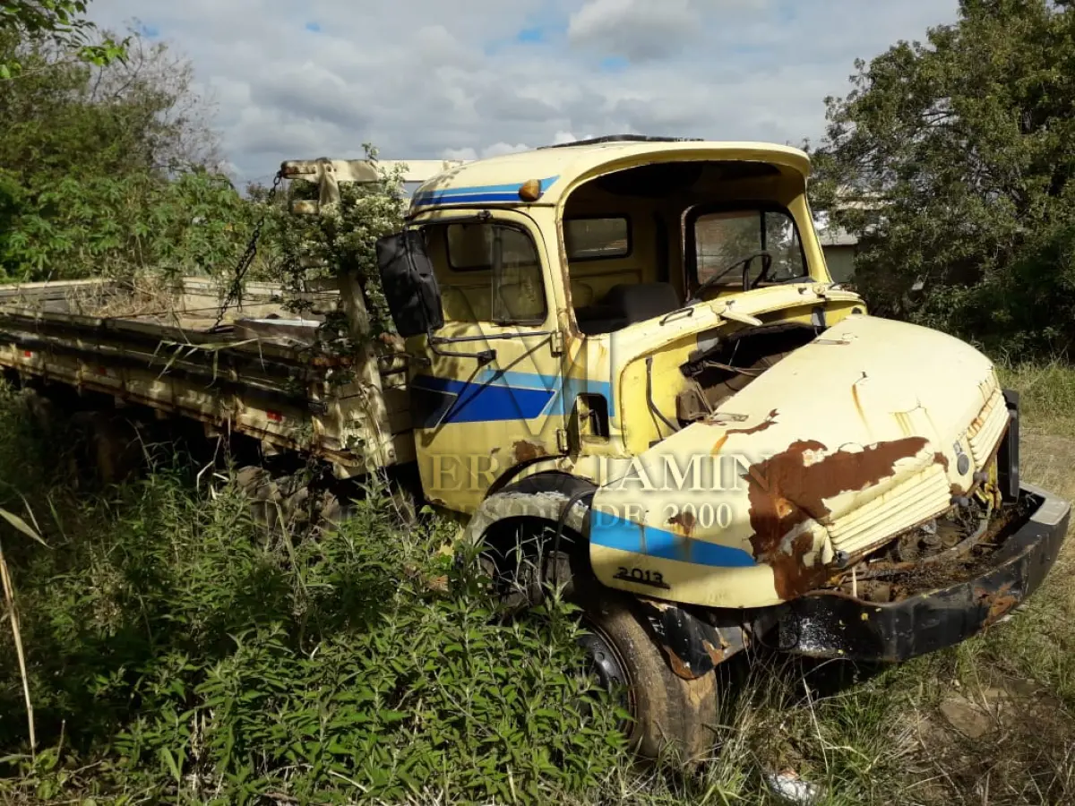 LOTE 218 - CAMINHÃO MERCEDES BENZ L2013, ANO/MODELO 1981