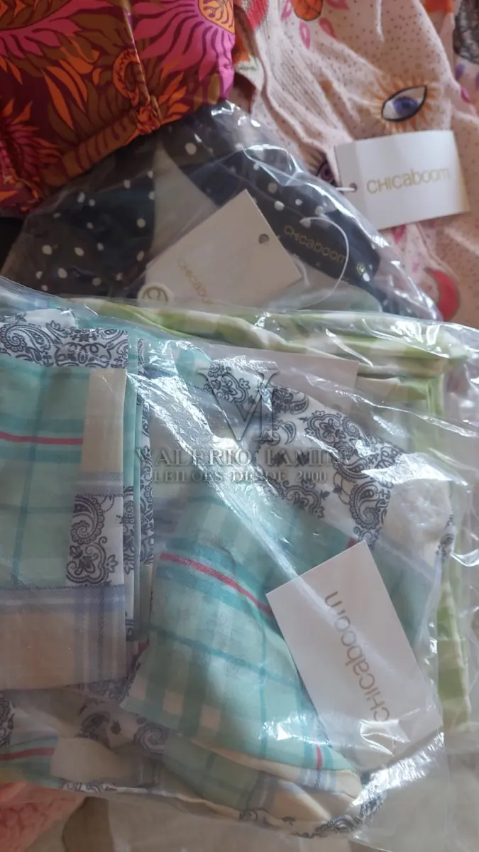 LOTE 317 - DIVERSAS PEÇAS DE ROUPAS