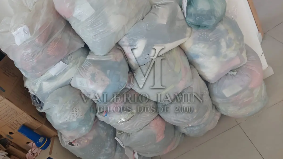 LOTE 317 - DIVERSAS PEÇAS DE ROUPAS