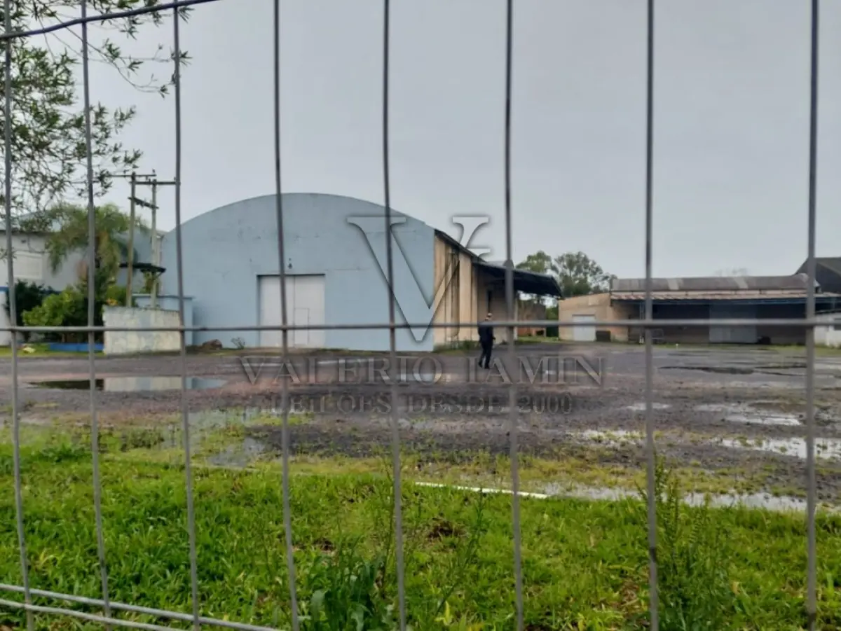 LOTE 619 - IMÓVEL: UM TERRENO EM FORMA RETANGULAR, com um prédio em Alvenaria como parte integrante do engenho e depósitos e demais prédios anexos para escritório, garagem e demais benfeitorias, com área construída de aproximadamente de 1.450,06m²