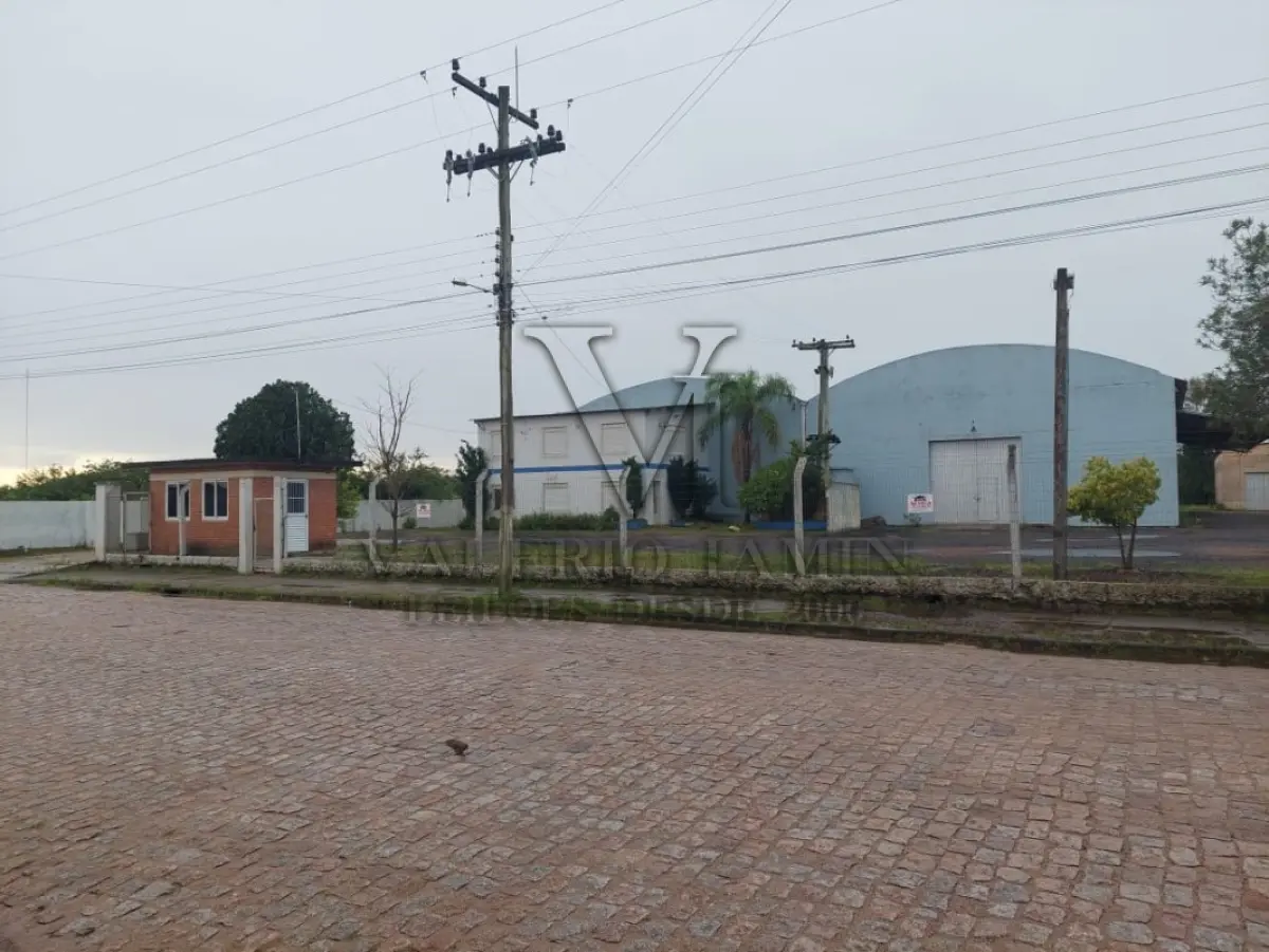 LOTE 619 - IMÓVEL: UM TERRENO EM FORMA RETANGULAR, com um prédio em Alvenaria como parte integrante do engenho e depósitos e demais prédios anexos para escritório, garagem e demais benfeitorias, com área construída de aproximadamente de 1.450,06m²