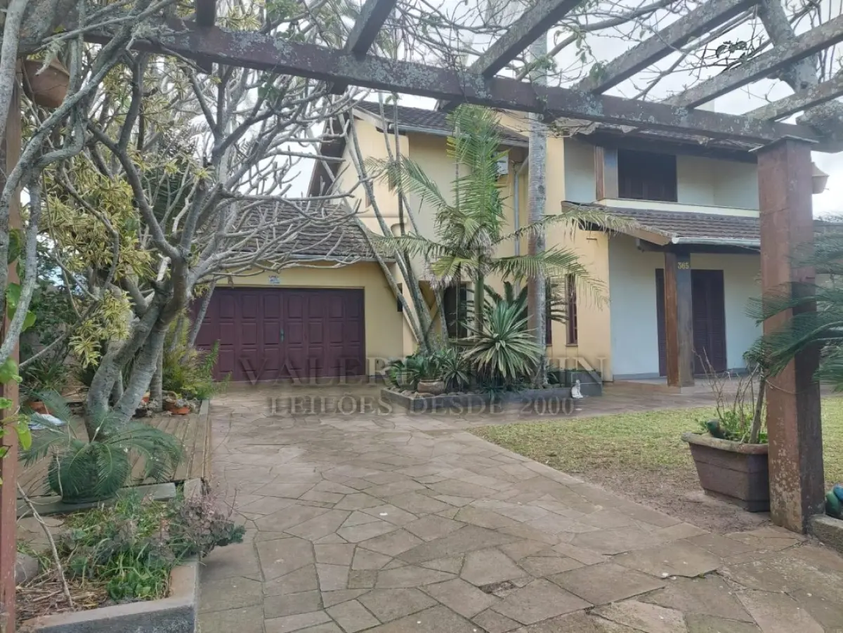 LOTE 600 - UM IMÓVEL RESIDENCIAL EM ALVENÁRIA COM AREA DE 196,77m² NA PRAIA CURUMIM EM CAPÃO DA CANOA.