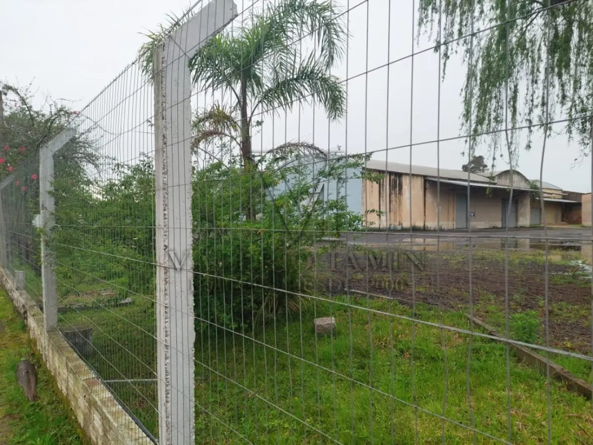 LOTE 619 - IMÓVEL: UM TERRENO EM FORMA RETANGULAR, com um prédio em Alvenaria como parte integrante do engenho e depósitos e demais prédios anexos para escritório, garagem e demais benfeitorias, com área construída de aproximadamente de 1.450,06m²